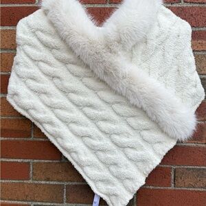 Comfyluxe Ivory Cable Knit Faux Fur Trim Poncho – NWT – One Size